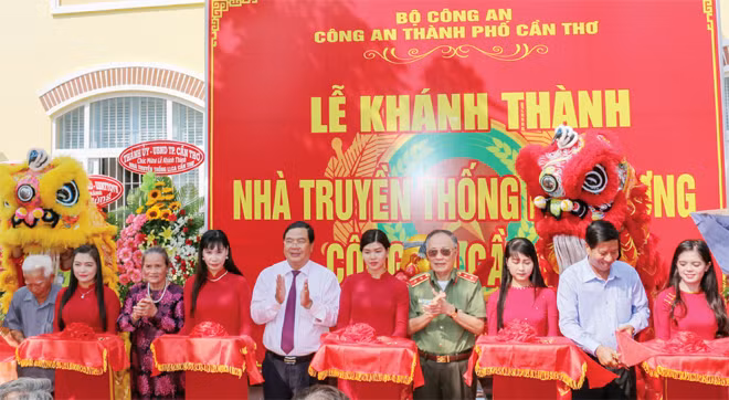 Các đại biểu cắt băng khánh thành Nhà truyền thống Công an TP Cần Thơ vào ngày 4/3/-2017.