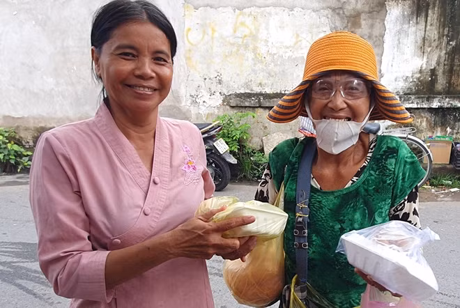 Bà Hồng nấu cơm và làm bún chay phát cho những người có hoàn cảnh khó khăn.
