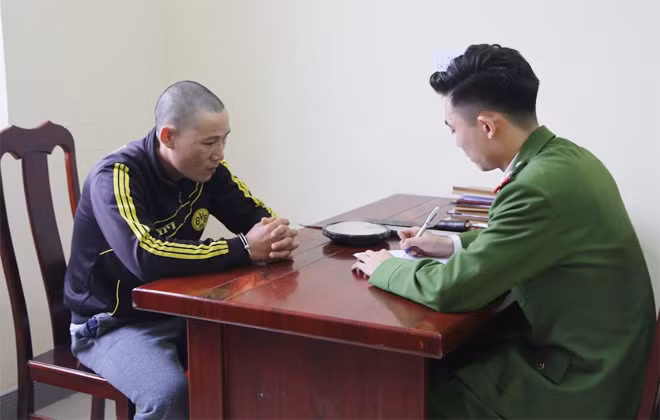 Lành Văn Cao (trái) tại CQĐT.
