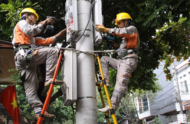 Công nhân Điện lực Thành phố Lào Cai triển khai lắp đặt công tơ điện tử nhằm công khai, minh bạch và ghi chỉ số công tơ một cách chuẩn xác. Công nhân Điện lực Thành phố Lào Cai triển khai lắp đặt công tơ điện tử nhằm công khai, minh bạch và ghi chỉ số công tơ một cách chuẩn xác.