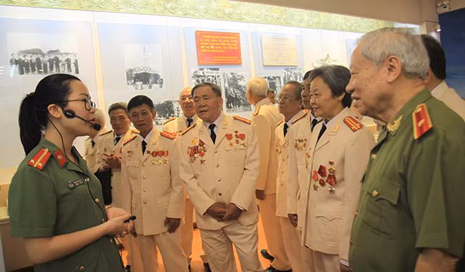 Các hội viên Ban liên lạc cán bộ Công an Công an chi viện chiến trường miền Nam tham quan Bảo tàng CAND.