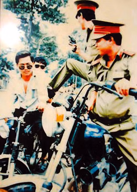 SBC xung trận (ảnh bìa kỷ yếu Cảnh sát hình sự Công an TP Hồ Chí Minh năm 1995). SBC xung trận (ảnh bìa kỷ yếu Cảnh sát hình sự Công an TP Hồ Chí Minh năm 1995).
