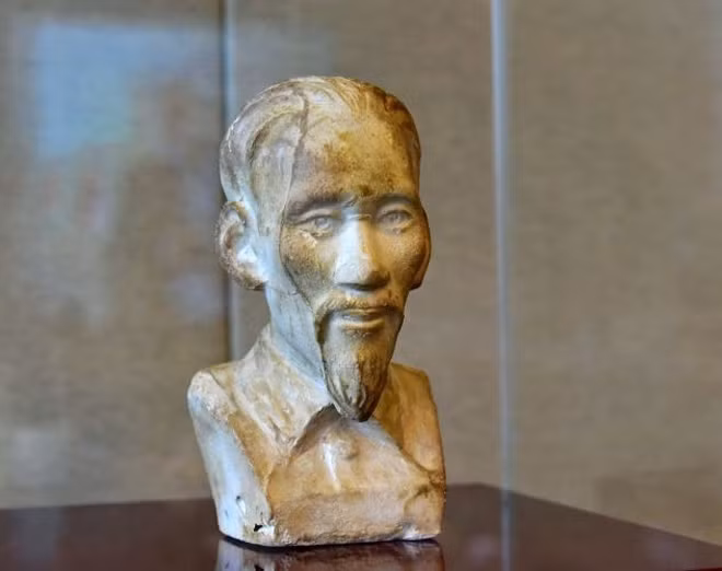 Tượng bán thân Chủ tịch Hồ Chí Minh được Giám ngục nhà tù Côn Đảo Paul Atoine Miniconi gìn giữ trong hàng chục năm. Tượng bán thân Chủ tịch Hồ Chí Minh được Giám ngục nhà tù Côn Đảo Paul Atoine Miniconi gìn giữ trong hàng chục năm.