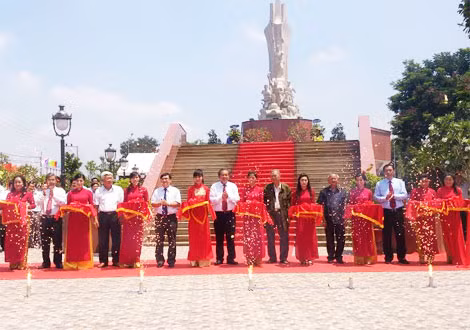 Đồng chí Trương Hòa Bình, Bí thư Trung ương Đảng- Chánh án TAND Tối cao cắt băng khánh thành tại khu tượng đài Nghĩa sĩ Cần Giuộc.