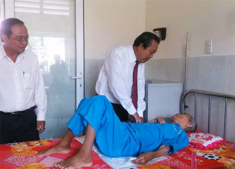 Đồng chí Trương Hòa Bình, Bí thư Trung ương Đảng- Chánh án TAND Tối cao thăm hỏi các cụ già trong khu nuôi dưỡng người cao tuổi.