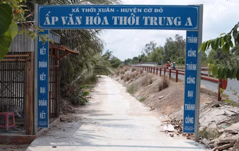 Đường giao thông này đã “giúp” một số cán bộ xã Thới Xuân có được chuyến du lịch ấn tượng.