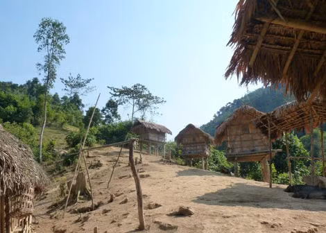 Vắng phụ nữ, bản Lưu Tiến cũng trở nên hoang vắng.