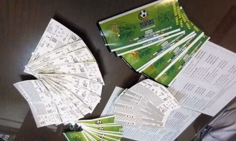 32 cặp vé “chợ đen” trận bán kết lượt về AFF Cup giữa tuyển Việt Nam và Malaysia, bị Công an quận Nam Từ Liêm thu giữ từ 5 cò vé. 32 cặp vé “chợ đen” trận bán kết lượt về AFF Cup giữa tuyển Việt Nam và Malaysia, bị Công an quận Nam Từ Liêm thu giữ từ 5 cò vé.