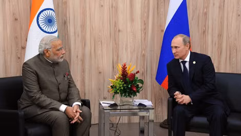 Tổng thống Nga Vladimir Putin (phải) hội đàm với Thủ tướng Ấn Độ Narenda Modi. Ảnh: spuniknews.