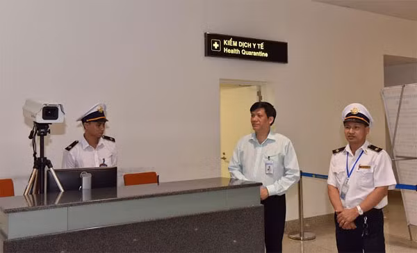 Thứ trưởng Bộ Y tế Nguyễn Thanh Long kiểm tra công tác ngăn chặn dịch MERS-CoV ở cửa khẩu quốc tế ngày 3/6.