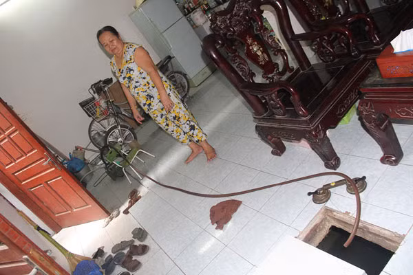 Bơm nhưng không lên được nước, không có nước dùng người dân lại phải mất thêm khỏan tiền điện