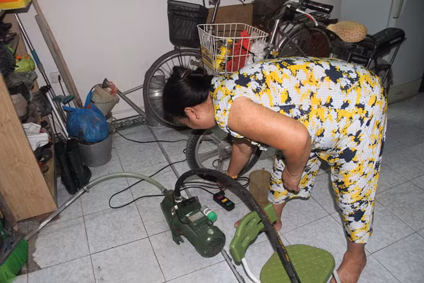 Cắm điện để bơm nước.