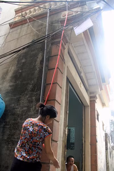 Vì không bơm được nước nên người dân phải lắp ống để hứng nước mưa.