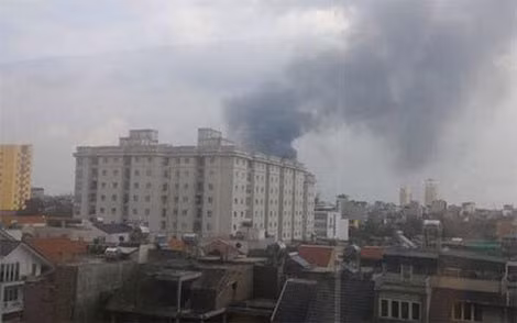 Nhìn từ xa vẫn thấy rõ cột khói cao Nhìn từ xa vẫn thấy rõ cột khói cao