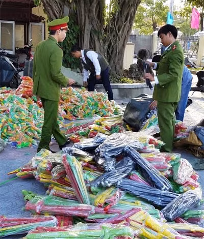 Hàng ngàn súng nhựa, kiếm nhựa có xuất sứ từ Trung Quốc bị thu giữ. Hàng ngàn súng nhựa, kiếm nhựa có xuất sứ từ Trung Quốc bị thu giữ.