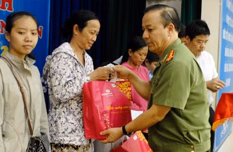 Đại tá Nguyễn Thanh Hải và ông Châu Thanh Hãn trao quà cho đồng bào nghèo.