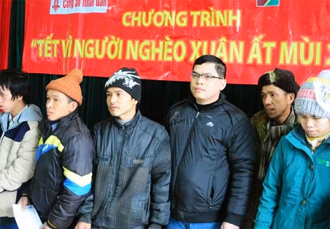 Ông Phan Hồng Dũng, Trưởng phòng Dịch vụ Marketing, Agribank chi nhánh tỉnh Cao Bằng trao quà cho bà con nhân.