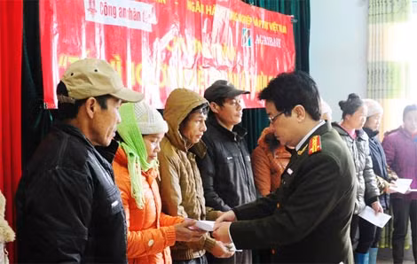 50 suất quà , mỗi suất trị giá 500.000 đồng đã được trao đến tay người dân xã Ngọc Côn.
