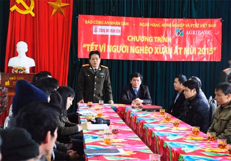 Đại tá Nguyễn Tuấn, trưởng đoàn từ thiện chia sẻ với những khó khăn của bà con nhân dân xã Ngọc Côn.