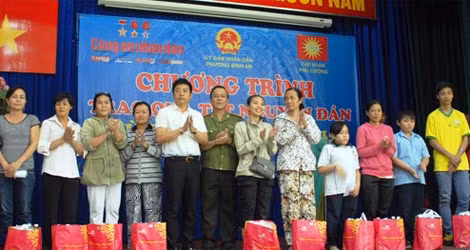 Đại diện Báo CAND và Nhà tài trợ chụp hình lưu niệm với người dân