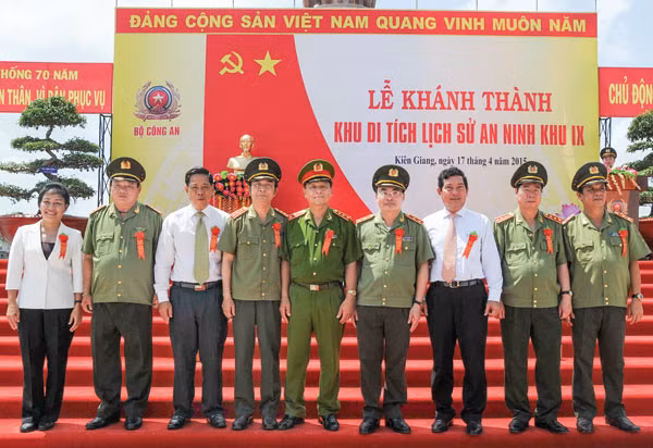 Lãnh đạo Bộ Công an cùng đại biểu dự lễ khánh thành Khu di tích Lực lượng An ninh Khu IX.