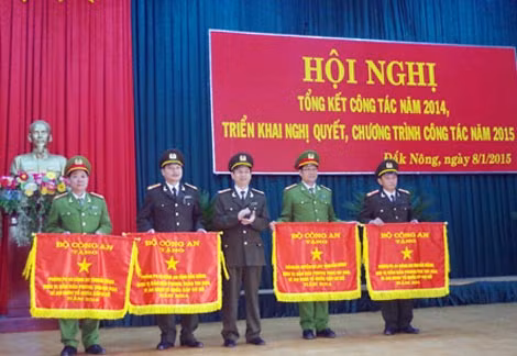 Trao cờ – Đại tá Nguyễn Ngọc Chương - Giám đốc Công an tỉnh Đắk Nông trao cờ thi đua của Bộ Công an cho 4 tập thể.