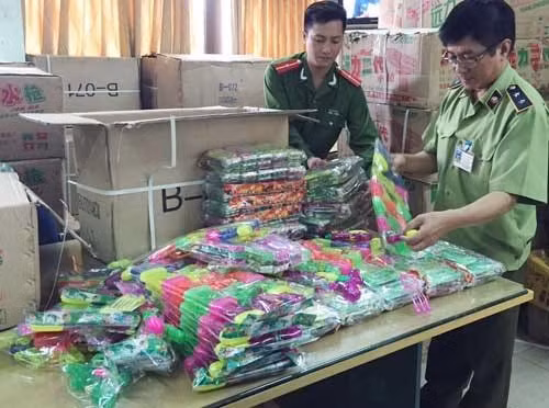 Số đồ chơi độc hại bị lực lượng chức năng thu giữ. Số đồ chơi độc hại bị lực lượng chức năng thu giữ.