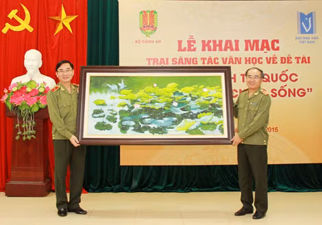 Trung tướng Bùi Bá Định tặng quà lưu niệm cho Thiếu tướng Nguyễn Xuân Lâm, Giám đốc Công an tỉnh Nghệ An.