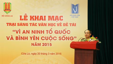 Trung tướng Bùi Bá Định phát biểu khai mạc trại sáng tác.