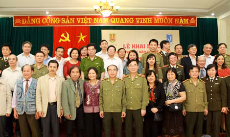 Ban tổ chức, các đại biểu và đông đảo các tác giả tham gia trại sáng tác chụp ảnh lưu niệm.