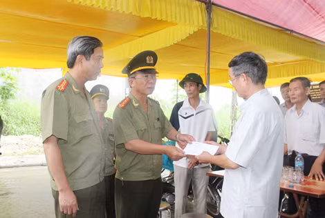Đại tá Đặng Văn Lân, Phó Tổng biên tập Báo CAND tặng quà gia đình bị thiệt hại trong cơn lũ lịch sử ở Quảng Ninh (tháng 7/2015).