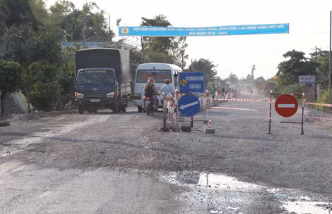 Đường chật hẹp, xe cộ chen chúc lưu thông.