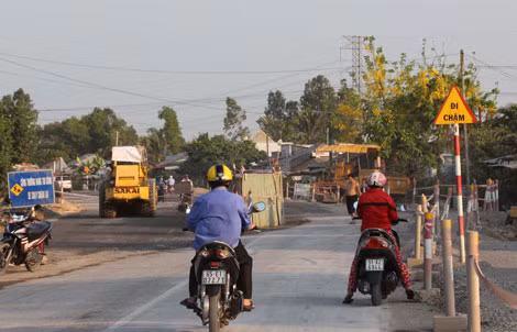 Nhiều đoạn trên QL91 rất nguy hiểm, bề mặt lưu thông chỉ còn vài mét.