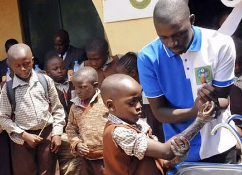Học sinh tiểu học ở Nigeria được hướng dẫn rửa tay đề phòng dịch Ebola. Học sinh tiểu học ở Nigeria được hướng dẫn rửa tay đề phòng dịch Ebola.
