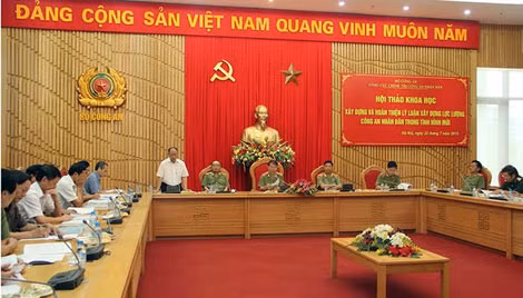 GS.TS Hoàng Chí Bảo, thành viên Hội đồng lý luận Trung ương phát biểu tại hội thảo.