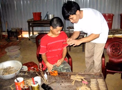 Anh Nguyễn Thanh Hải từng mở cơ sở dạy nghề cho trẻ khuyết tật tại Thừa Thiên - Huế.