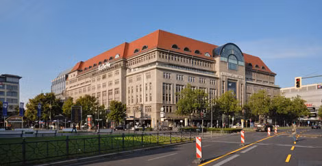 Quần thể thương mại KaDeWe đồ sộ ngay trung tâm Berlin. Quần thể thương mại KaDeWe đồ sộ ngay trung tâm Berlin.