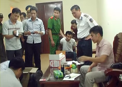 Khám xét khẩn cấp nhà đối tượng trong chuyên án.