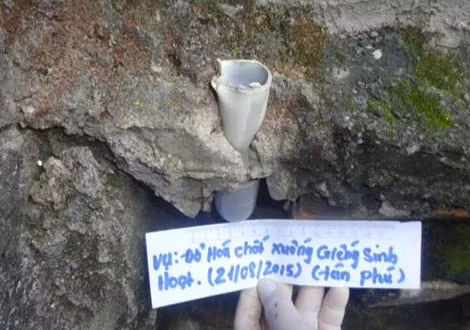 Ống thông hơi của giếng, nơi Phạm Thị Ngọc Chiến đổ thuốc trừ sâu xuống.