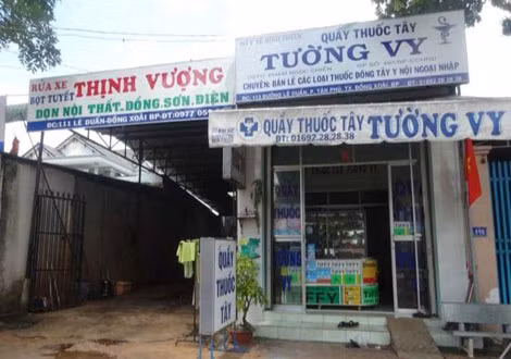 Tiệm rửa xe Thịnh Vượng của gia đình anh Đôn sát vách Tiệm thuốc tây Tường Vy của Phạm Thị Ngọc Chiến .