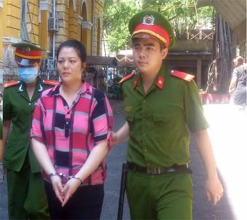 Bị cáo Hoa tại phiên xử.