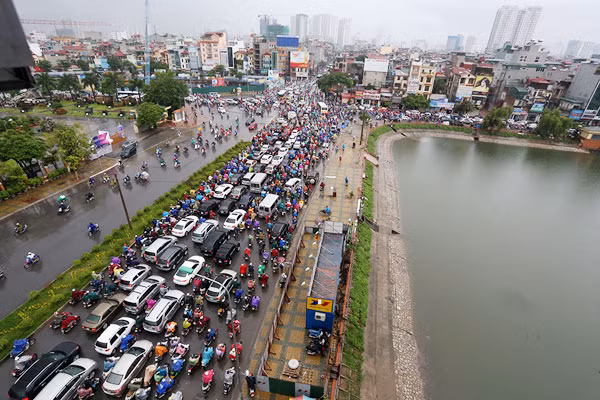 Ngay cả Thủ đô, hạ tầng giao thông còn “chạy dài” mới kịp sự phát triển và gia tăng phương tiện. Ảnh Bá Đô.