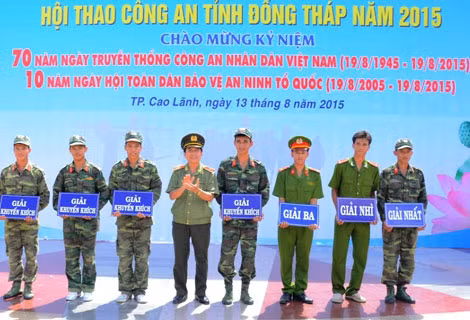 Thiếu tướng Nguyễn Minh Thuấn – Giám đốc Công an tỉnh Đồng Tháp trao giải Nhất, Nhì, Ba toàn đoàn cho các đơn vị tham gia.