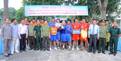 Ban tổ chức trao giải Nhất bóng chuyền cho Công tỉnh PrâyVeng và các đội tham gia.