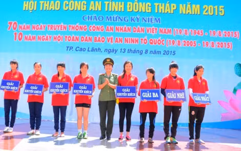 Trung tá Võ Thị Hoài Ngọc – Trưởng Phòng công tác chính trị Công an tỉnh trao giải cho các đội nữ tham gia hội thao.