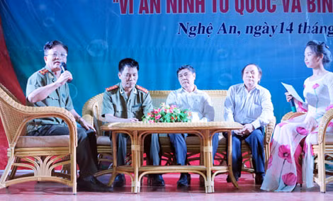 Đại tá, Nhà văn Nguyễn Hồng Thái phát biểu tại buổi giao lưu. Đại tá, Nhà văn Nguyễn Hồng Thái phát biểu tại buổi giao lưu.