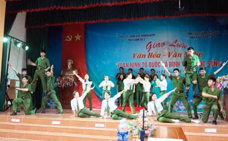 Đội Văn nghệ xung kích của Trại giam số 3 biểu diễn. Đội Văn nghệ xung kích của Trại giam số 3 biểu diễn.