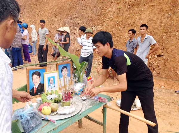 Đám tang cả gia đình anh Long.