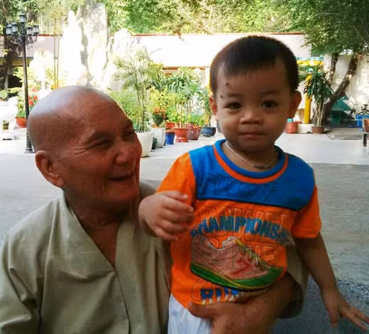 Ông Sức bên một cháu bé mồ côi của cơ sở.