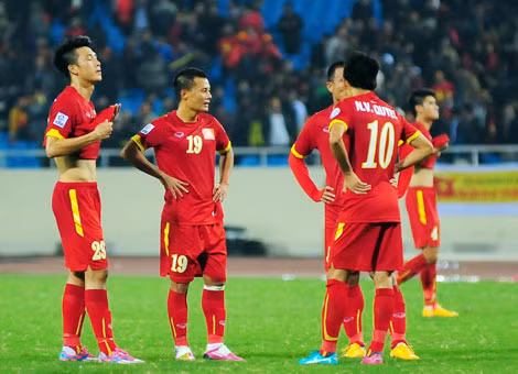 Thành Lương (thứ hai, bìa trái) và các tuyển thủ Việt Nam với nỗi buồn AFF Cup 2014. Thành Lương (thứ hai, bìa trái) và các tuyển thủ Việt Nam với nỗi buồn AFF Cup 2014.